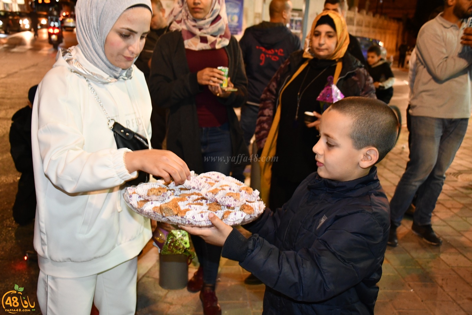  فيديو: بمناسبة حلول رمضان - توزيع الحلوى والهدايا على المارة في شارع ييفت بيافا